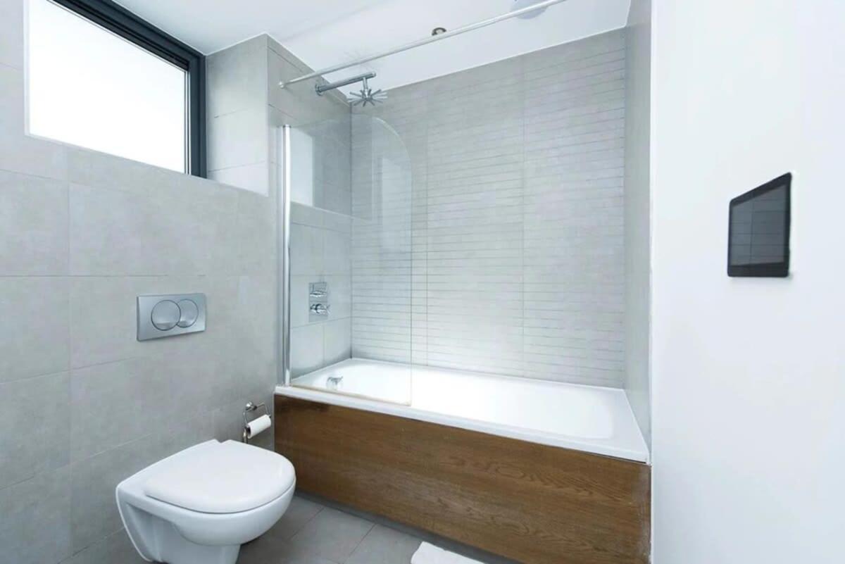 Modern 2 Bed Apartment W Balcony In Londra Dış mekan fotoğraf