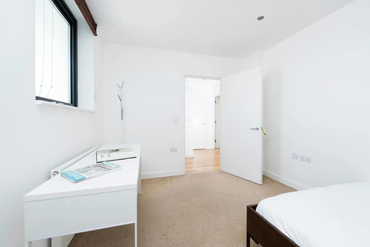 Modern 2 Bed Apartment W Balcony In Londra Dış mekan fotoğraf