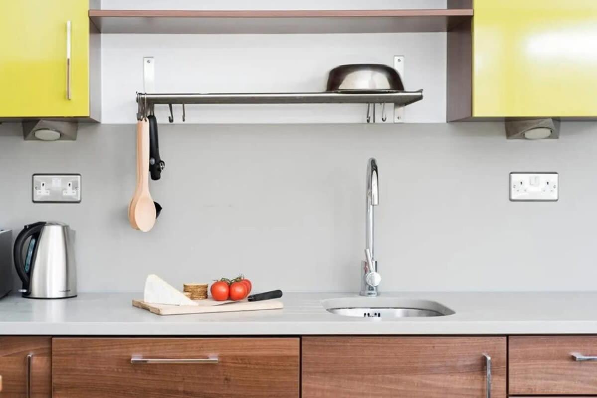 Modern 2 Bed Apartment W Balcony In Londra Dış mekan fotoğraf