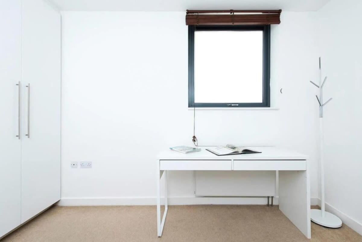 Modern 2 Bed Apartment W Balcony In Londra Dış mekan fotoğraf