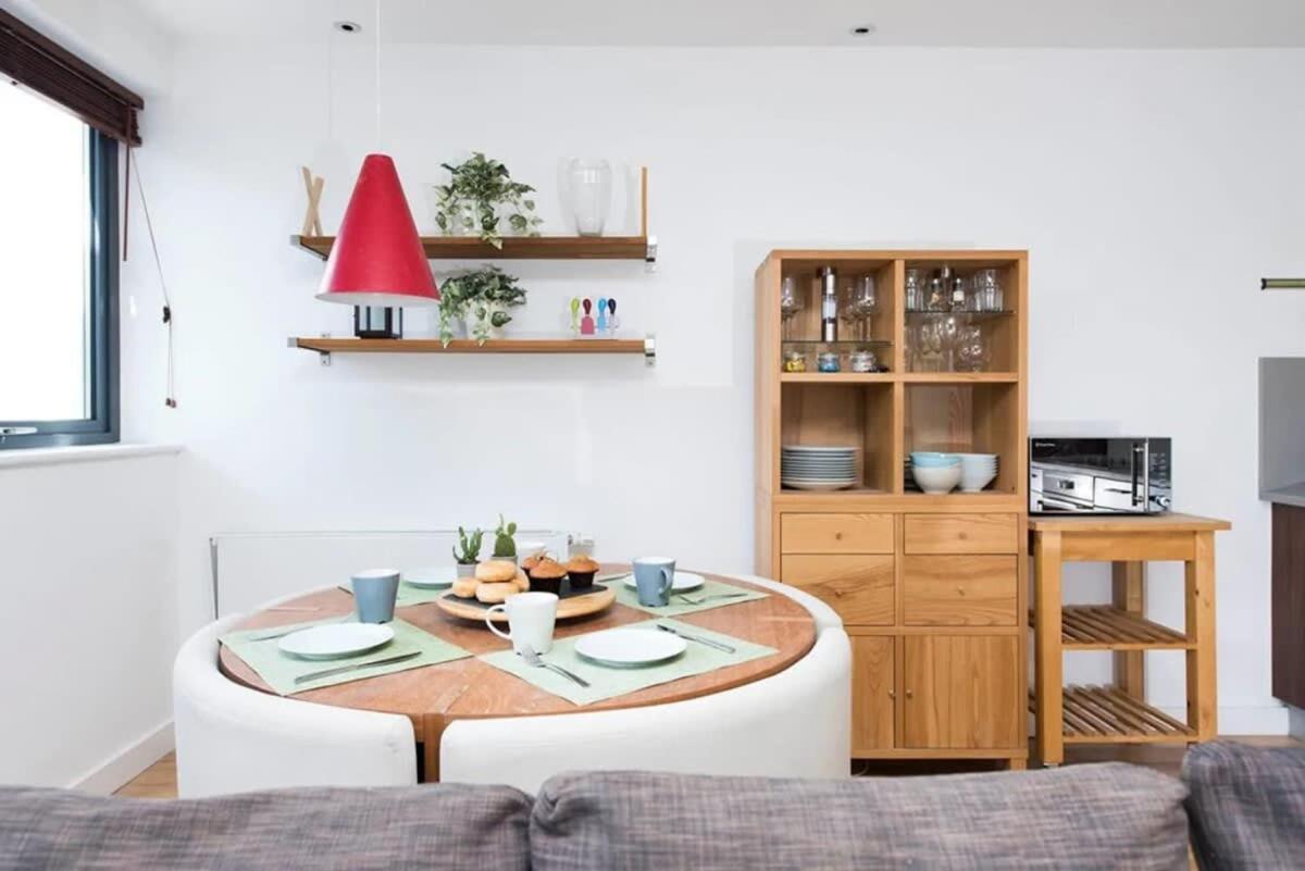 Modern 2 Bed Apartment W Balcony In Londra Dış mekan fotoğraf