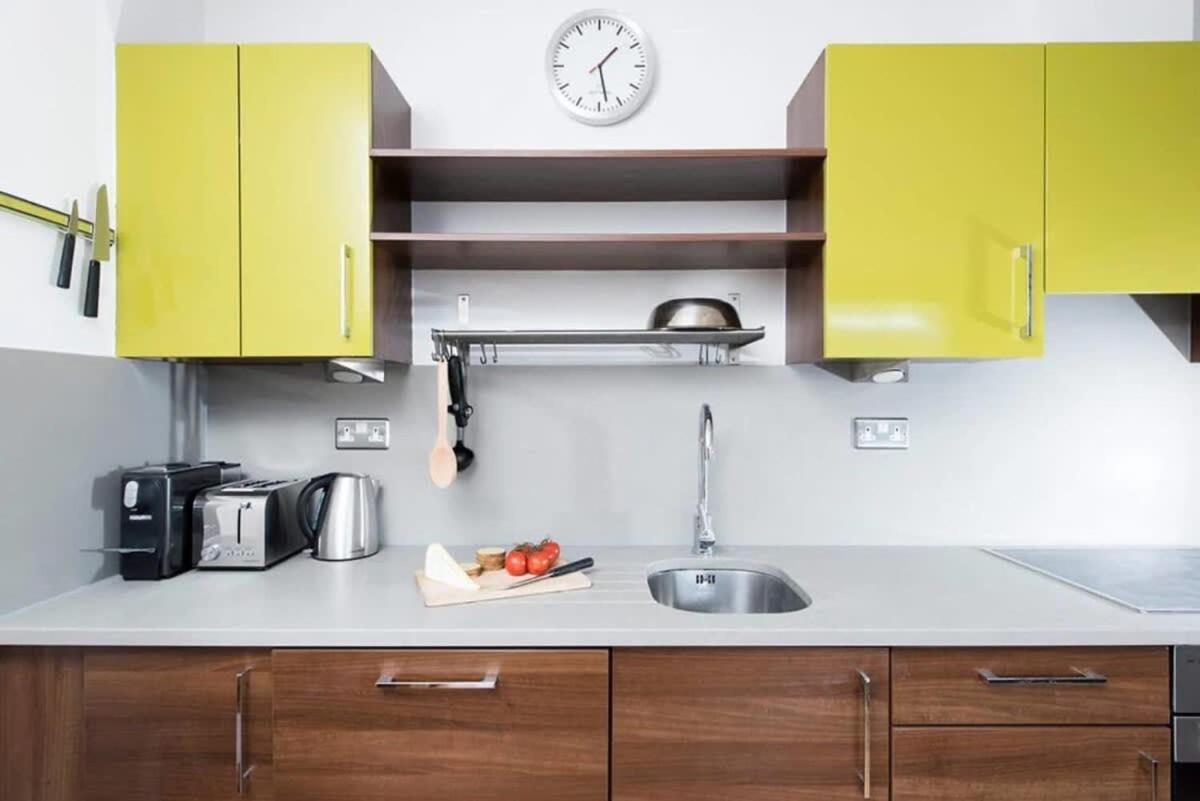 Modern 2 Bed Apartment W Balcony In Londra Dış mekan fotoğraf